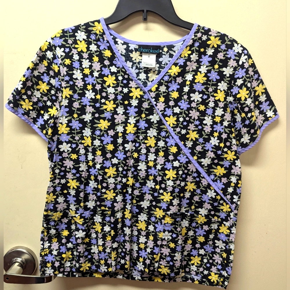 Cherokee Scrub Top Size M